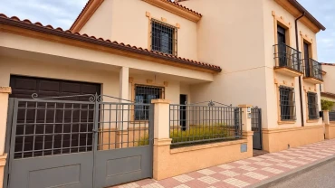 Chalet adosado en la zona de Villa de Don Fadrique